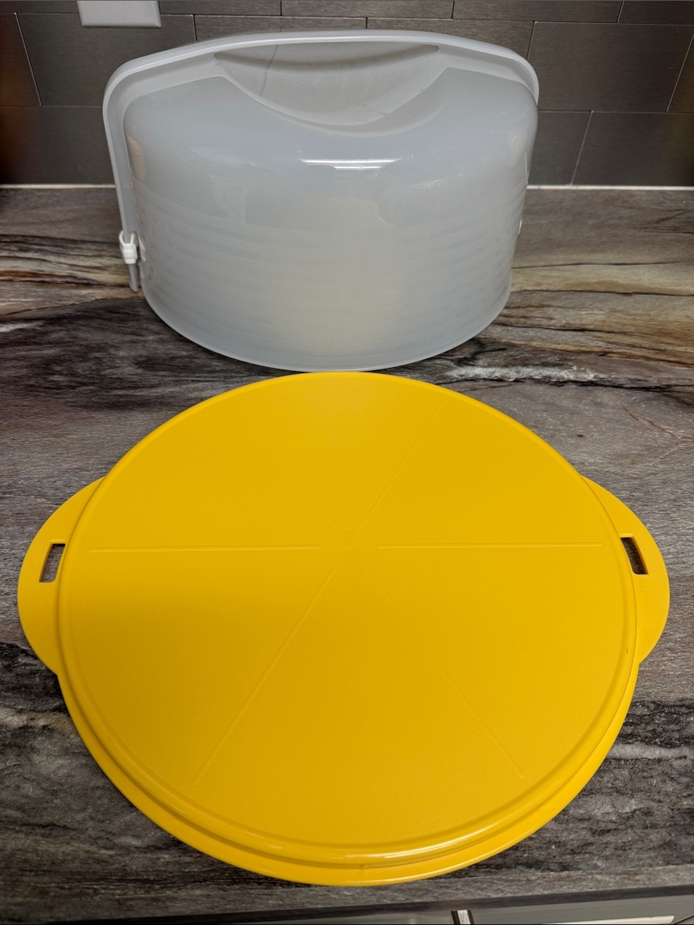Tupperware Cake Taker Round - Picture 2 of 4